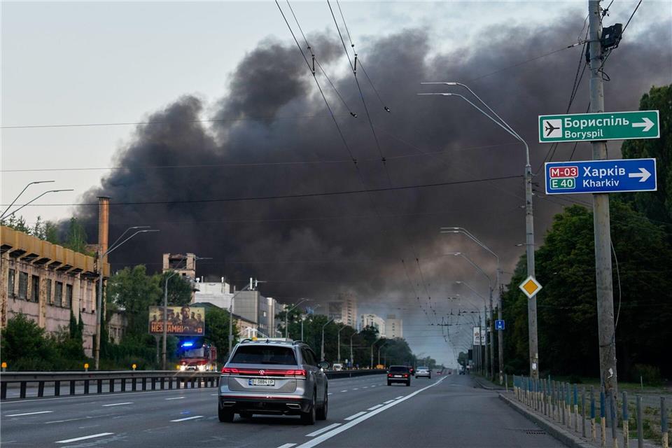 Russland traf nach eigenen Angaben auch ein Logistikzentrum für die Lagerung von Bauteilen für Waffen in Kiew.Efrem Lukatsky/AP/dpa