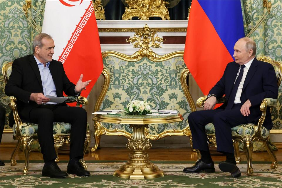 Russland und der Iran haben eine strategische Partnerschaft geschlossen - allerdings ohne eine Klausel über einen gegenseitigen militärischen Beistand. (Archivbild)Vyacheslav Prokofyev/Pool Sputnik Kremlin/AP/dpa