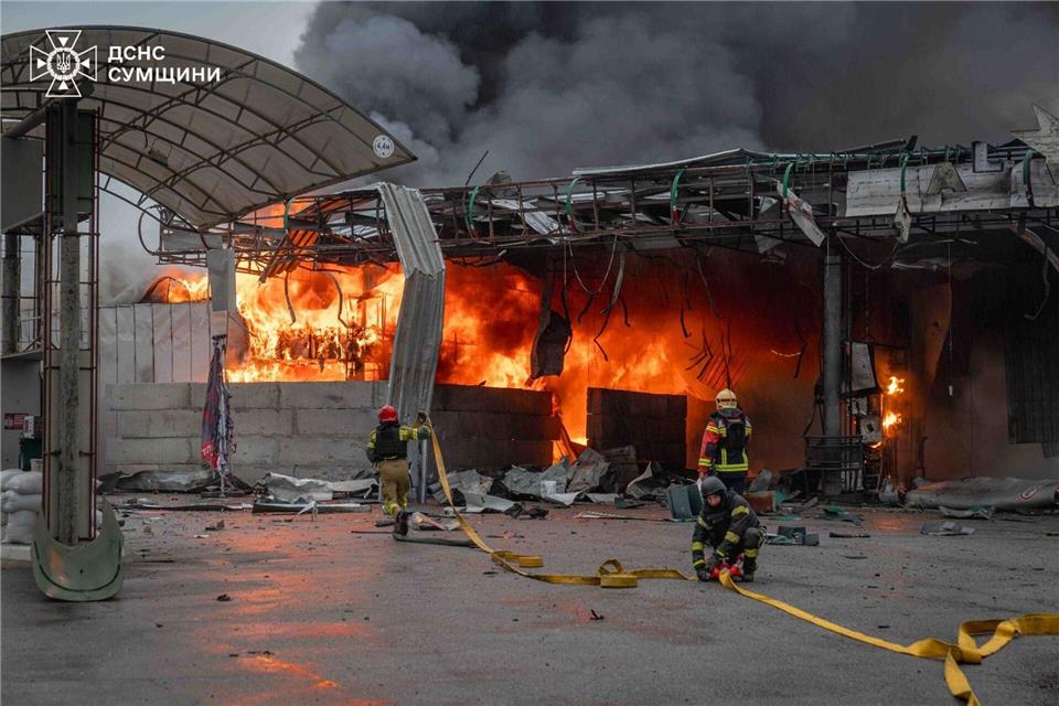 Russland verstärkt seine Luftangriffe auf ukrainische Tankstellen. (Archivbild)Ukrainian Emergency Service/via AP/dpa