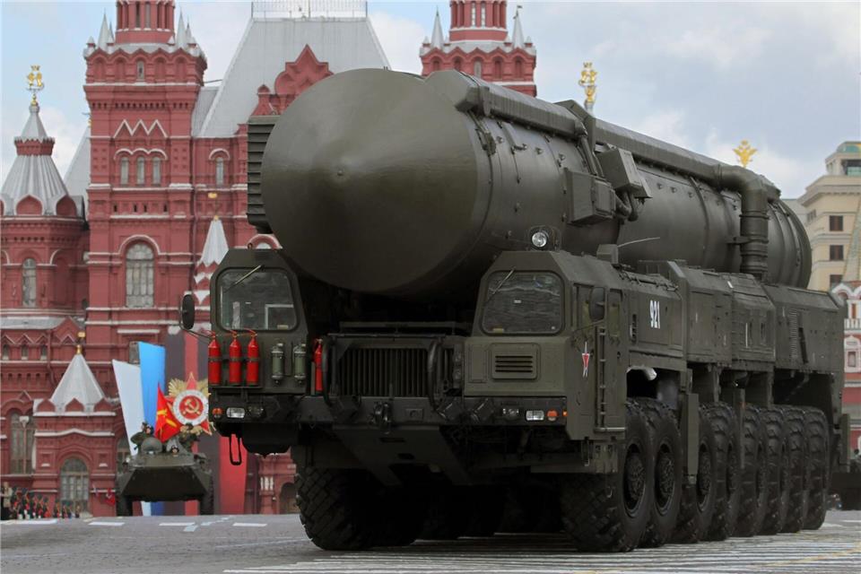Russland zeigt in Sachen Atomwaffen die Muskeln: Hier rollt eine strategische Atomrakete vom Typ Topol-M bei einer Militärparade durch Moskau. (Archivbild)Yuri Kochetkov/epa/dpa
