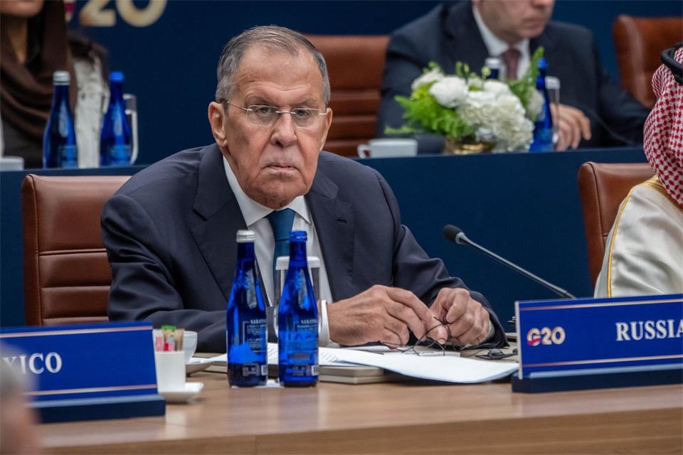 Russlands Außenminister Lawrow steht beim G20-Treffen im Fokus. Michael Kappeler/dpa
