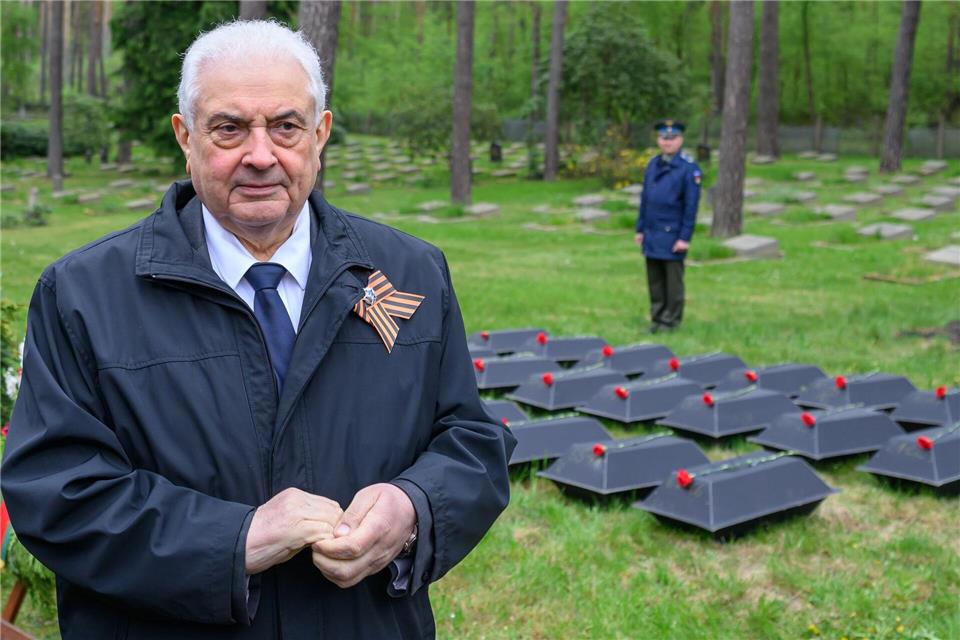 Russlands Botschafter Sergej Netschajew kam nach Potsdam: Dort wurden Überreste von 80 Soldaten der Roten Armee beigesetzt. Patrick Pleul/dpa