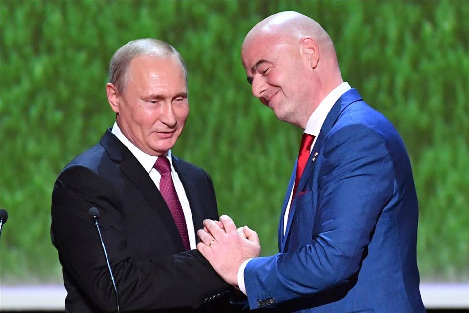 Russlands Machthaber Wladimir Putin (l) und FIFA-Boss Gianni Infantino. (Archivbild)Yuri Kadobnov/POOL AFP/AP/dpa