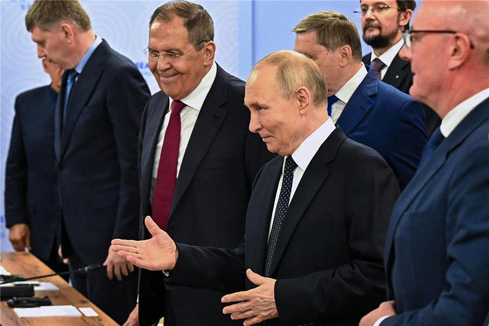Russlands Präsident Wladimir Putin (Mitte rechts) und sein Außenminister Sergej Lawrow haben bislang keine echte Verhandlungsbereitschaft erkennen lassen. Können neue Sanktionen etwas daran ändern? (Archivbild)Pool/Sputnik/AP/Pool Sputnik Kremlin/dpa