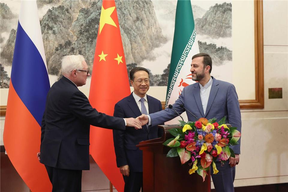 Russlands Vizeaußenminister Rjabkow gibt bei einem Treffen dem iranischen Vizeaußenminister Kazem Gharibabadi die Hand. (im Hintergrund Chinas Vizeaußenminister Ma Zhaoxu - Archivbild)Lintao Zhang/Pool Getty/AP/dpa