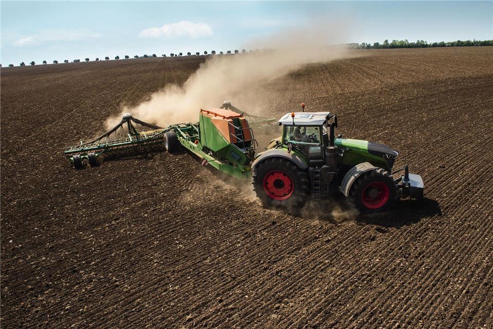 Rustikaler Job: Aber nicht täuschen lassen - im Fendt Vario 1050 Traktor hilft modernste Taktik bei der Feldarbeit.Fendt/Agco GmbH/dpa-tmn
