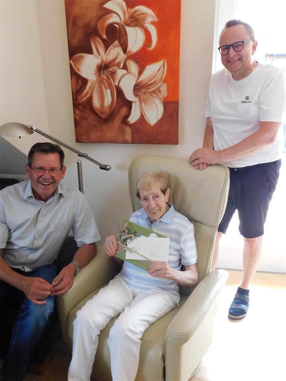 Ruth Hagen hat am Freitag, 31. Juli 2026, ihren 100. Geburtstag gefeiert. Sohn Martin Hagen (r.) und Ortsvorsteher Felix Wedding haben gratuliert.