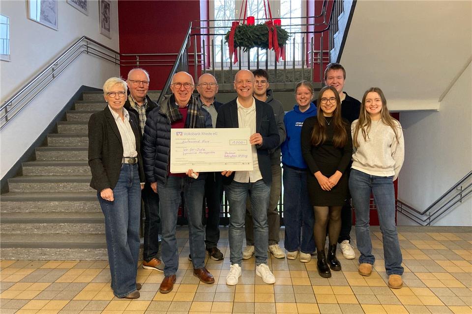 Kolpinghausstiftung spendet an elf soziale Projekte Ruth Hollstegge, Klemens Ebbert, Ludger Rottbeck und Hubert Böing von der Kolpinghausstiftung (von links) übergaben in Burlo Lehrer Christian Reisener und fünf Schülern des Gymnasiums Mariengarden einen Scheck in Höhe von 1000 Euro für das Partnerschaftsprojekt „We for India“.