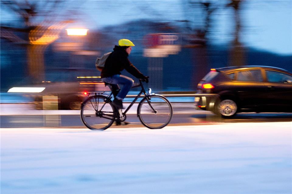Rutschig, aber machbar! Mit dem richtigen Reifenprofil, guten Bremsen und mehr Vorsicht fährt man auch im Winter sicher auf dem Rad.Julian Stratenschulte/dpa/dpa-tmn