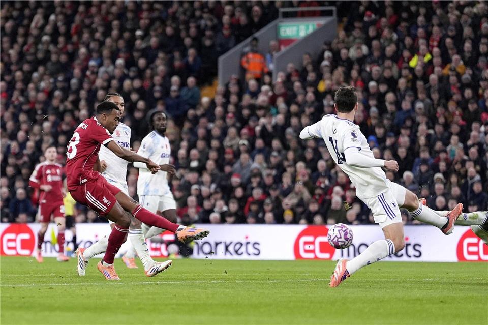 2:0 gegen Aston Villa: Liverpool beendet Niederlagen-Serie Ryan Gravenberch (l) trifft für den FC Liverpool zum erlösenden 2:0.Peter Byrne/PA Wire/dpa