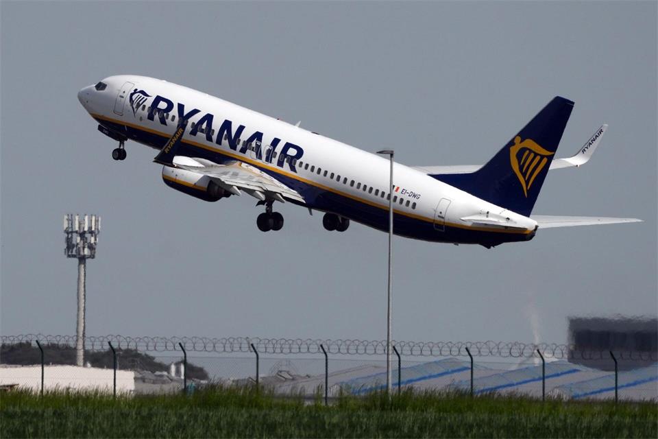 Ryanair streicht seine Basis am Hauptstadtflughafen BER erheblich zusammen. (Archivbild)Soeren Stache/dpa