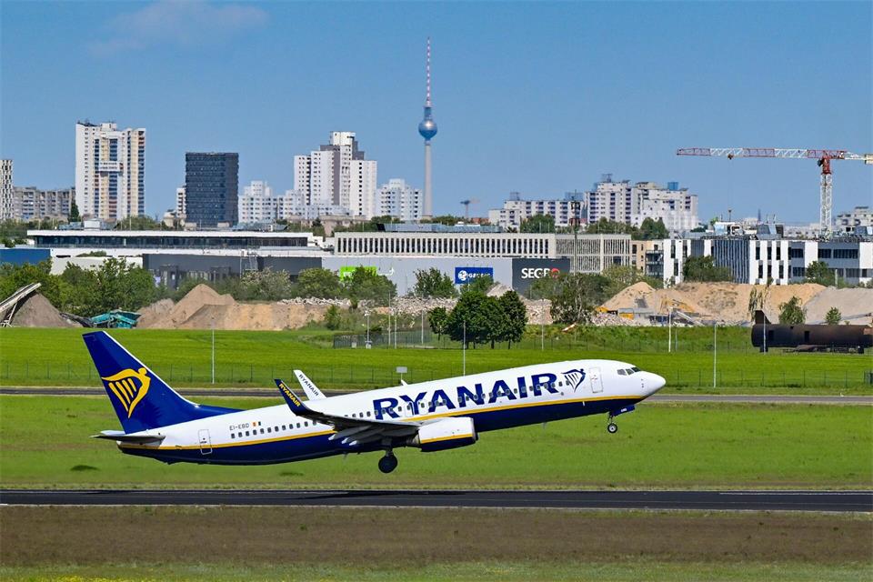 Ryanair will aus Kostengründen im Winter deutlich weniger von Berlin fliegen. (Foto:Archiv)  Patrick Pleul/dpa