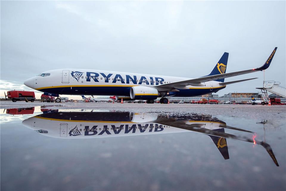 Ryanair will das Angebot am Hamburger Flughafen erneut kürzen. (Archivbild)Daniel Bockwoldt/dpa