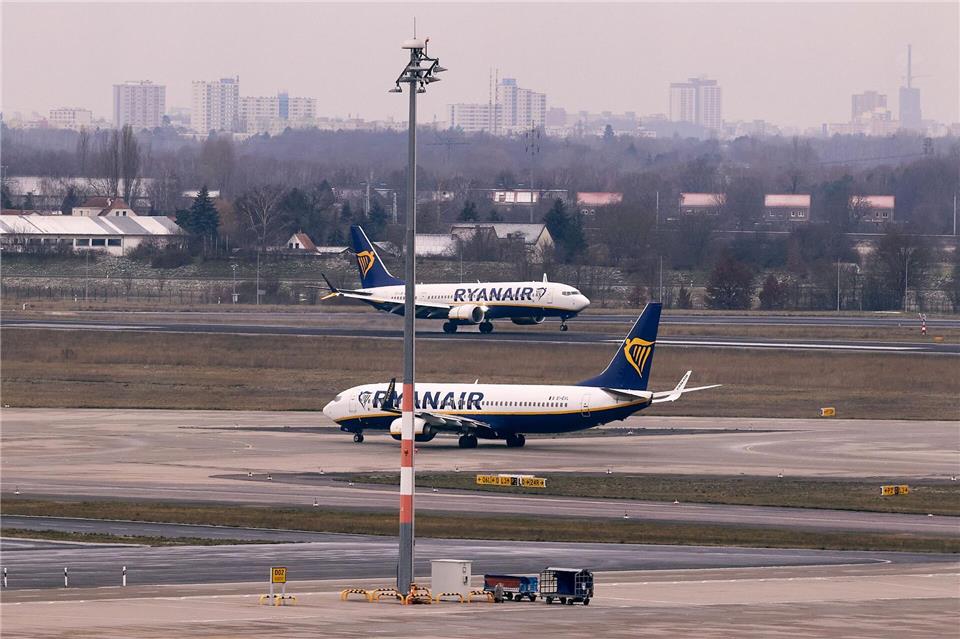Ryanair will seine Flugzeuge aus Berlin abziehen. Jörg Carstensen/dpa