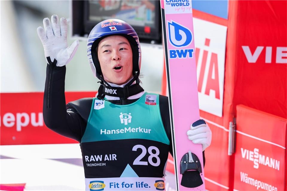 Weltrekordweite? Wacklige Island-Bilder von Kobayashi Ryoyu Kobayashi testet auf einer provisorischen Schanze in Island die Grenzen beim Skifliegen aus.