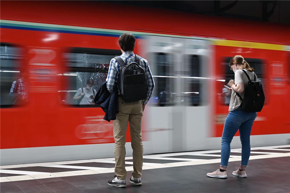 S-Bahn-Chef Penner will erreichen, dass weniger Menschen Gleise überqueren oder sich in Tunneln aufhalten. (Archivbild)Arne Dedert/dpa
