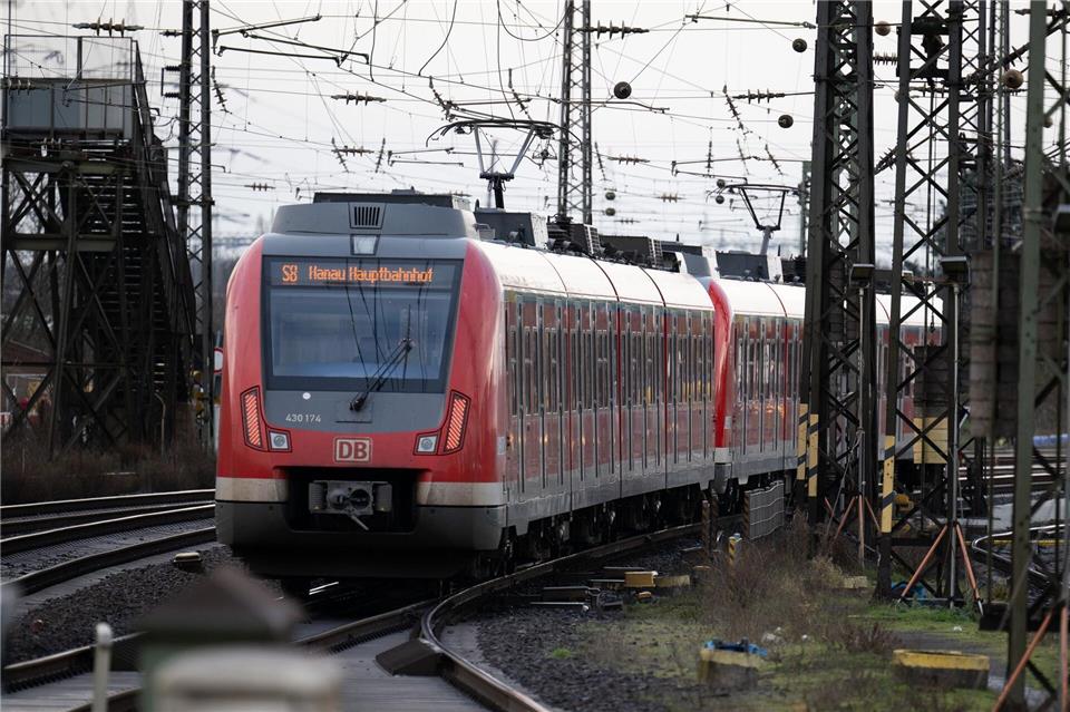 S-Bahn-Fahrern ist auch in den kommenden Monaten ein regelmäßiger Blick in die Apss von RMV oder Deutscher Bahn zu empfehlen. (Archivfoto)(Sebastian Gollnow/dpa