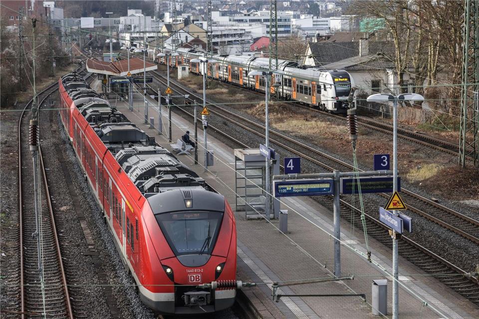 S-Bahnen und Regionalzüge waren im vergangenen Jahr in Nordrhein-Westfalen noch einmal unpünktlicher. (Archivbild)Oliver Berg/dpa