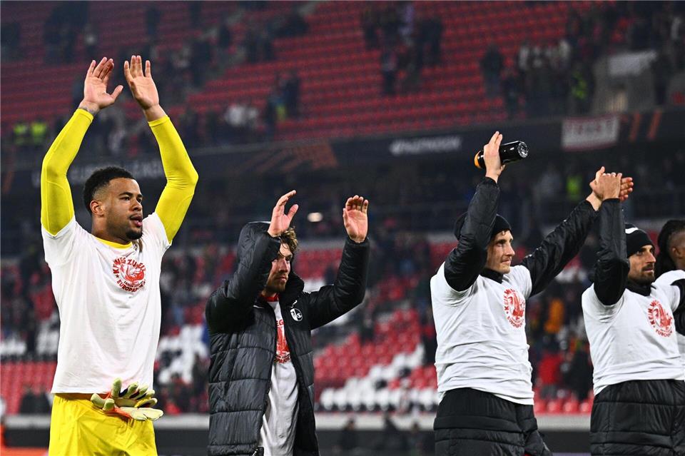 Shirts von den Fans: Freiburgs besonderer Europapokal-Jubel SC-Torhüter Noah Atubolu (l.) musste nur am Schluss einmal hinter sich greifen.Tom Weller/dpa