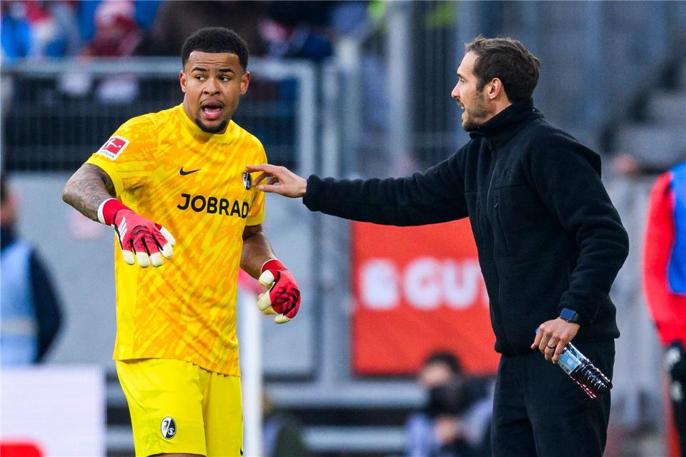 SC-Trainer Julian Schuster (r.) freut sich über die Entwicklung von Torwart Noah Atubolu. (Archivbild)Tom Weller/dpa