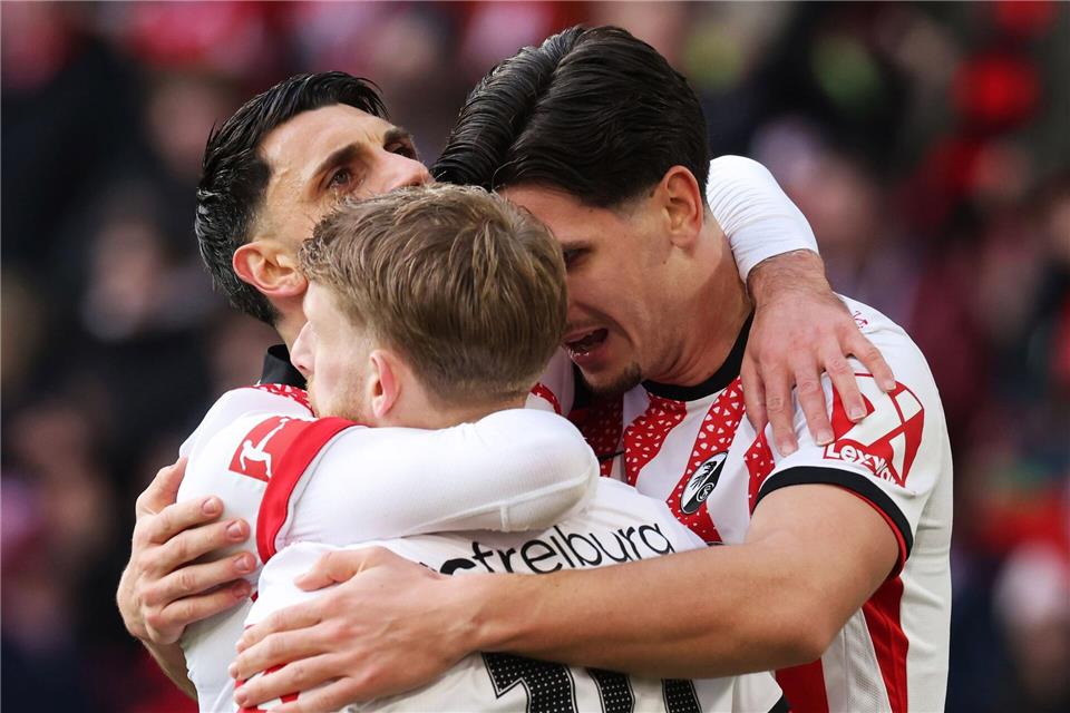 SC-Trainer Schuster sprach mit Igor Matanovic (r) auch über Selbstvertrauen. (Archivbild)Philipp von Ditfurth/dpa