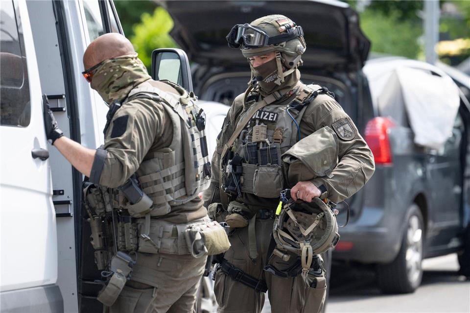 SEK-Beamte sind in Situationen mit gefährlichen und bewaffneten Menschen im Einsatz. (Archivbild) Boris Roessler/dpa