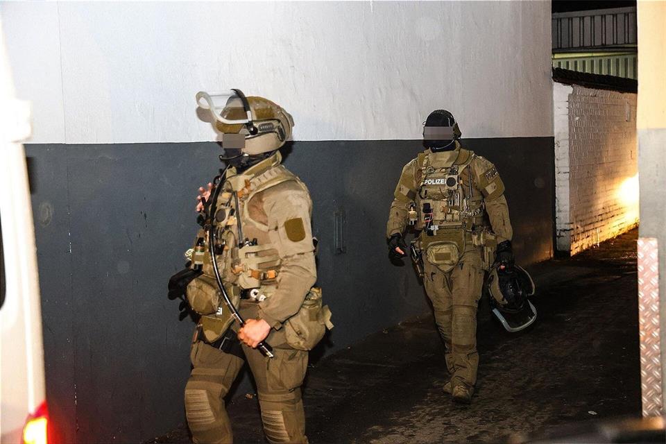 SEK-Beamte waren am Donnerstagabend in Hagen im Einsatz. (Archivbild)Alex Talash/dpa