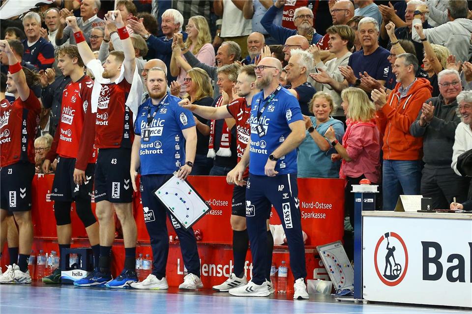 SG-Coach Ales Pajovic gibt Anweisungen.Michael Hundt/dpa