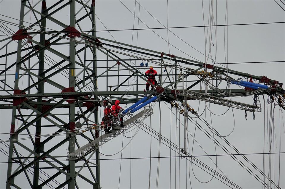 SH Netz sucht weiter nach dem Grund eines Stromausfalls. (Symbolbild)Carsten Rehder/dpa