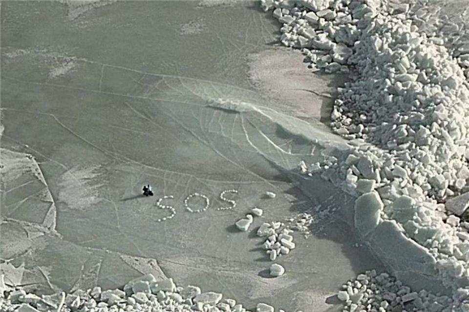 SOS auf dem Eis: Nach dem Einbruch ihres Zeltes ins Eis retten sich zwei Camper mit Mühe und werden nach fünf Stunden per Hubschrauber geborgen.Finnish Border Guard/dpa