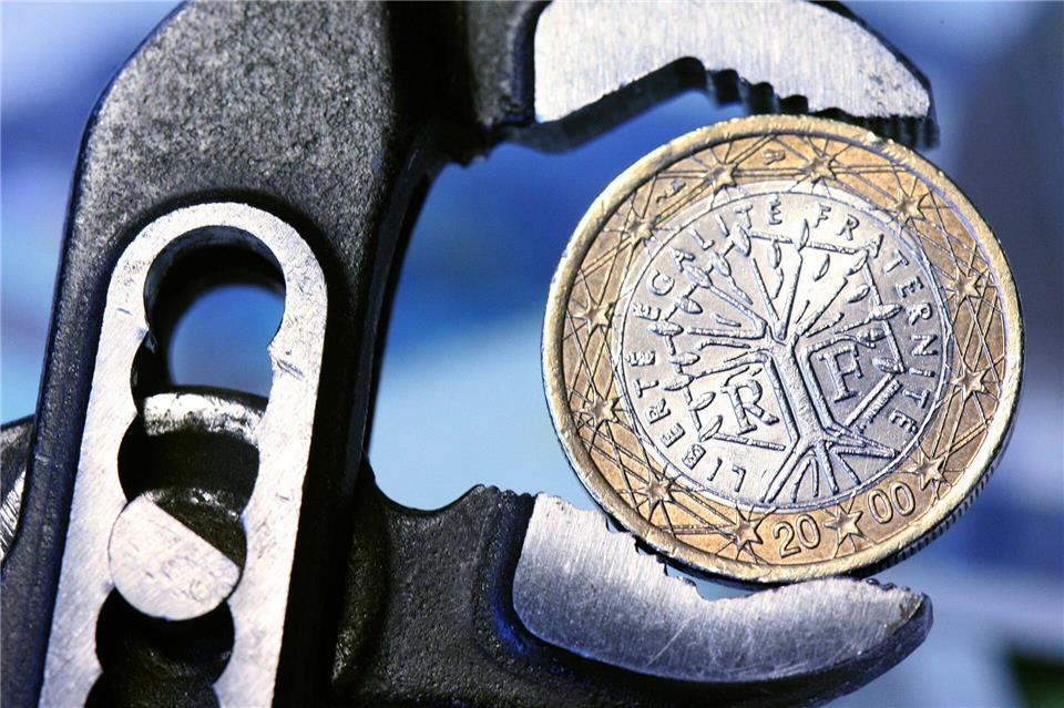 S&P senkt Einstufung: Frankreich drohen höhere Zinszahlungen S&P senkt Einstufung: Frankreich drohen höhere ZinszahlungenTobias Kleinschmidt/dpa