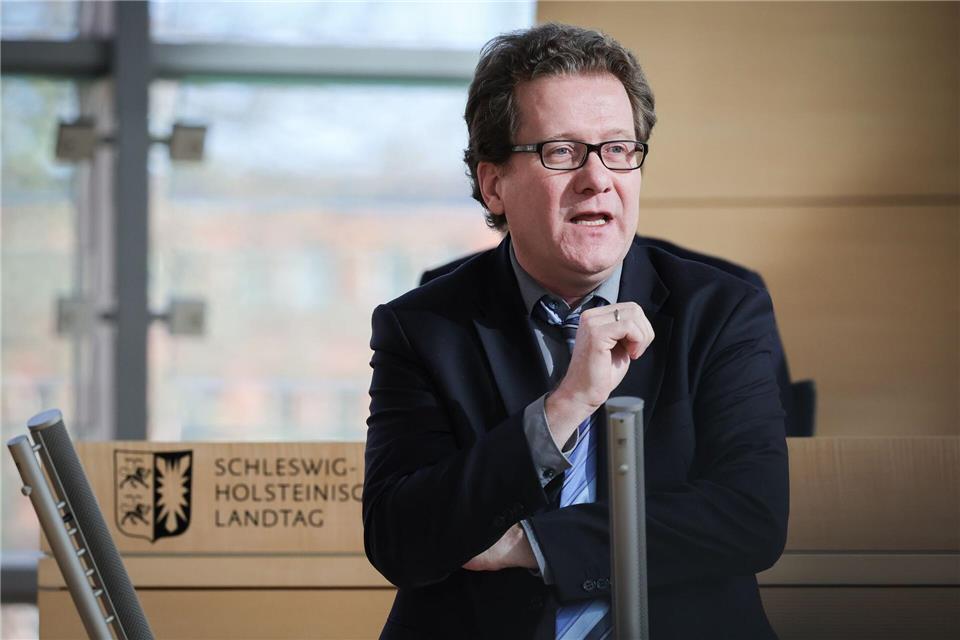 SPD-Bildungspolitiker Habersaat hält das Streichen von Lehrerstellen für einen Fehler. (Archivbild)Christian Charisius/dpa