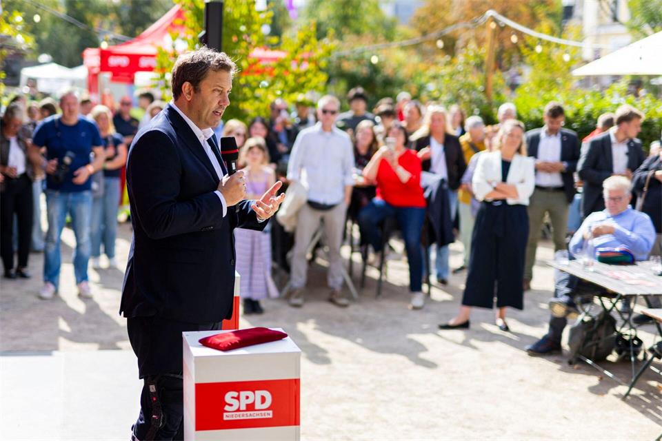 SPD-Bundesvorsitzender Lars Klingbeil trat bei einer Wahlkampfveranstaltung in Hannover auf. Michael Matthey/dpa