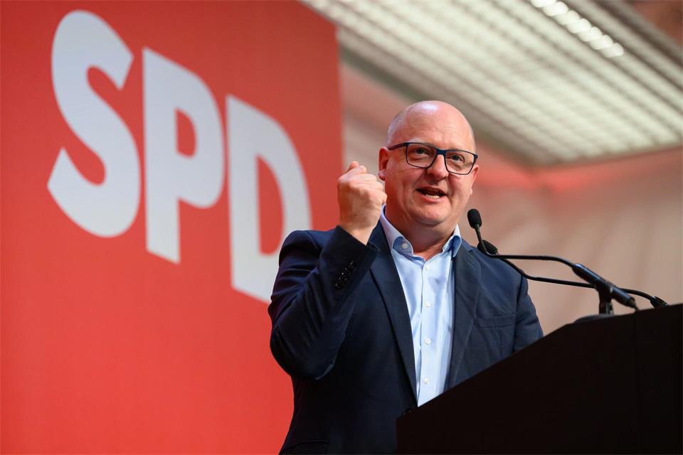 SPD-Chef Henning Homann fordert, bei den anstehenden Reformen die ostdeutschen Belange stärker zu berücksichtigen (Archivbild).Robert Michael/dpa