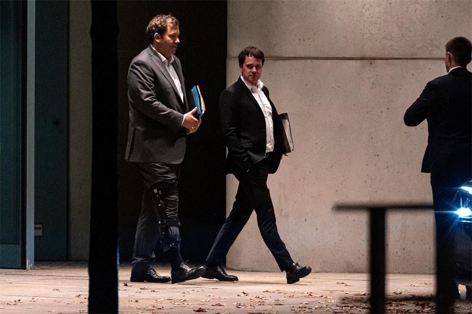 SPD-Chef Klingbeil verließ das Kanzleramt um 22.09 Uhr.Fabian Sommer/dpa