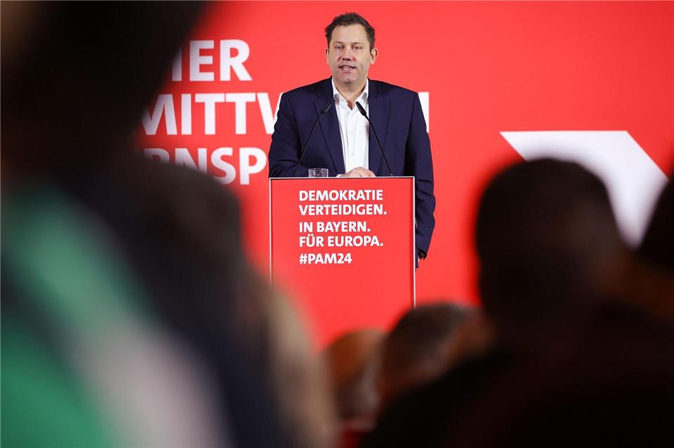 SPD-Chef Lars Klingbeil kennt den Aschermittwoch schon - dieses Jahr kommt er erstmals als Vizekanzler. (Archivbild)Daniel Karmann/dpa