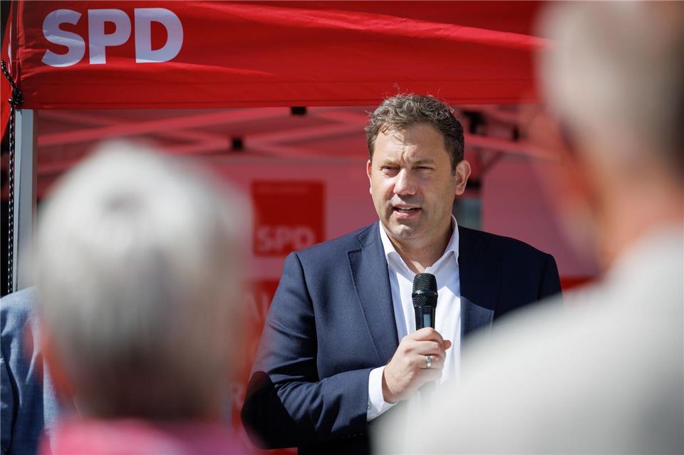 SPD-Chef Lars Klingbeil wirbt im nordrhein-westfälischen Kommunalwahlkampf um Stimmen.Friso Gentsch/dpa