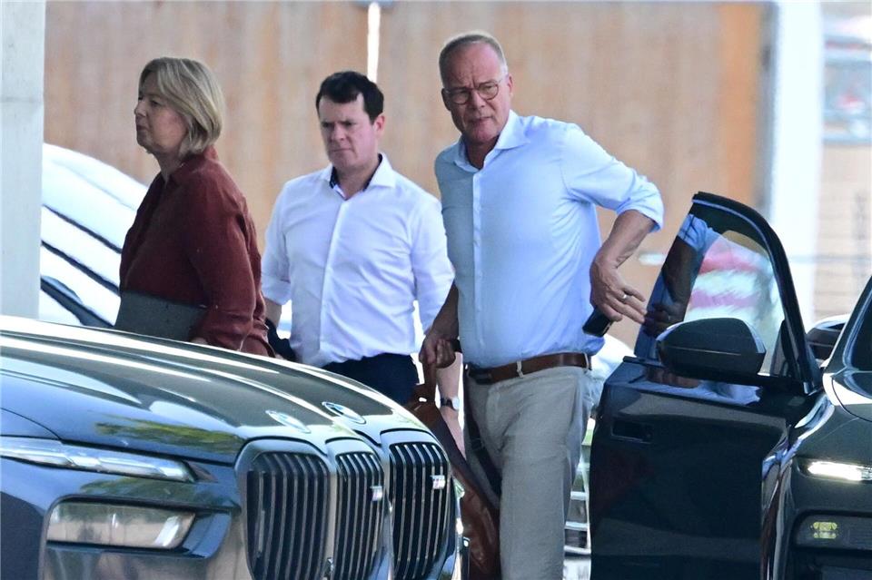 SPD-Co-Chefin Bas und SPD-Fraktionschef Miersch fahren am Kanzleramt vor. Fabian Sommer/dpa