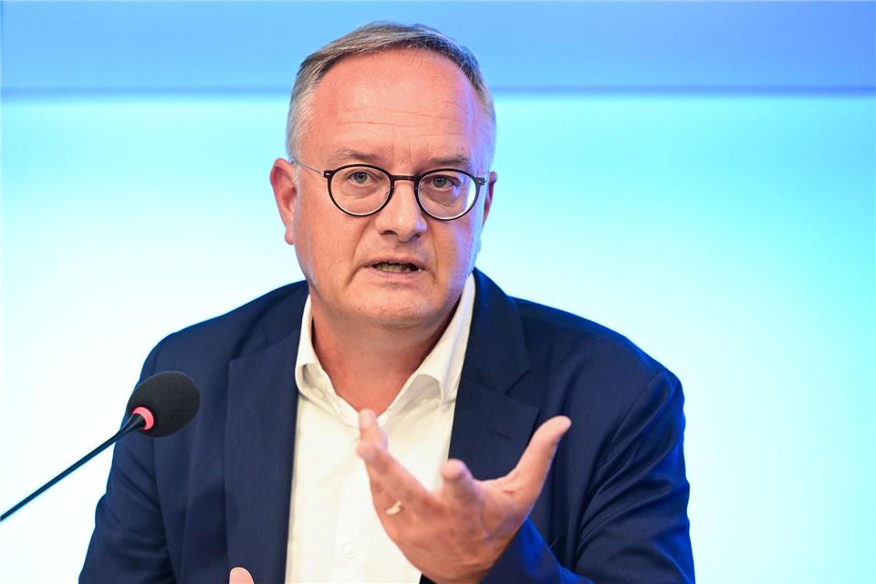 SPD-Fraktionschef Andreas Stoch warnt vor Ungerechtigkeiten bei Sonderzahlungen für Beamte mit mehreren Kindern. (Archivbild)Bernd Weißbrod/dpa