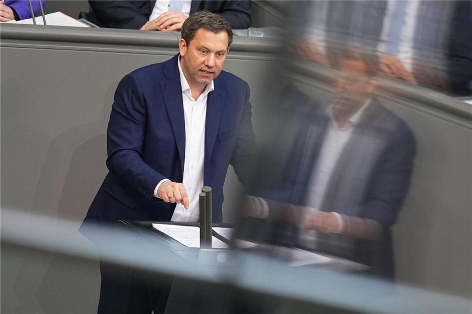 Bundestag stimmt für historisches Schuldenpaket SPD-Fraktionschef Klingbeil fordert Modernisierung Deutschlands.Michael Kappeler/dpa