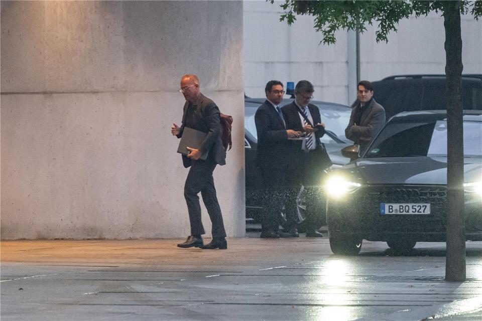 SPD-Fraktionschef Matthias Miersch hat auf dem Weg ins Kanzleramt Unterlagen dabei.Fabian Sommer/dpa