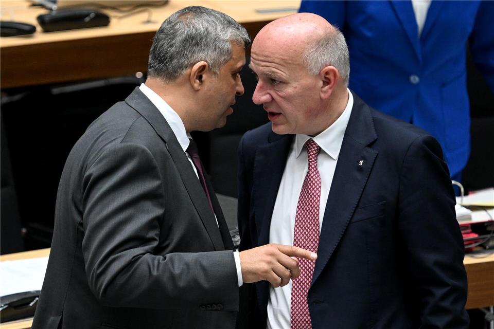 SPD-Fraktionschef Raed Saleh (links) will mit der CDU das Gespräch zum Thema AfD-Verbotsverfahren suchen. (Archivbild) Britta Pedersen/dpa