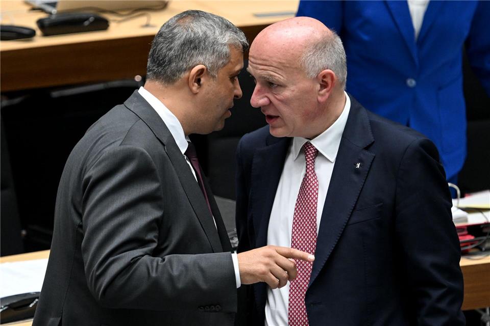 SPD-Fraktionschef Raed Saleh und der Regierende Bürgermeister Kai Wegner (l, CDU) arbeiteten in der Koalition bisher gut zusammen. (Archivbild)Britta Pedersen/dpa