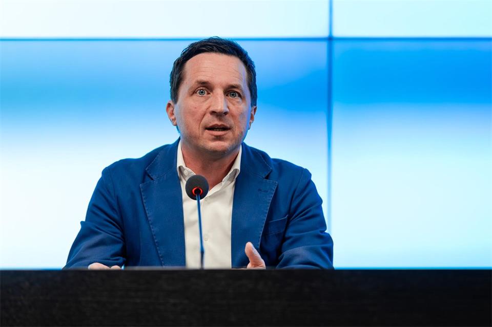 SPD-Fraktionschef Sascha Binder will die abschlagsfreie Rente nach 45 Beitragsjahren unter Bedingungen verlängern. (Archivbild)Christoph Schmidt/dpa