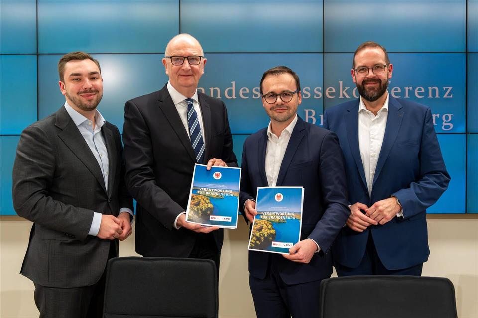 SPD-Generalsekretär Kurt Fischer (l) hofft, mit der geplanten SPD/CDU-Koalition Vertrauen bei den Wählern zurückzugewinnen (Archivbild).Soeren Stache/dpa