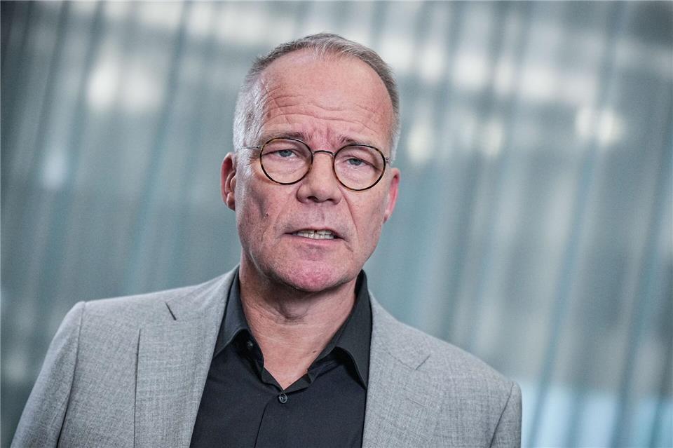 SPD-Generalsekretär Miersch führt den Streit mit der Union über die Auslegung des Koalitionsvertrags in puncto Mindestlohn weiter. Michael Kappeler/dpa