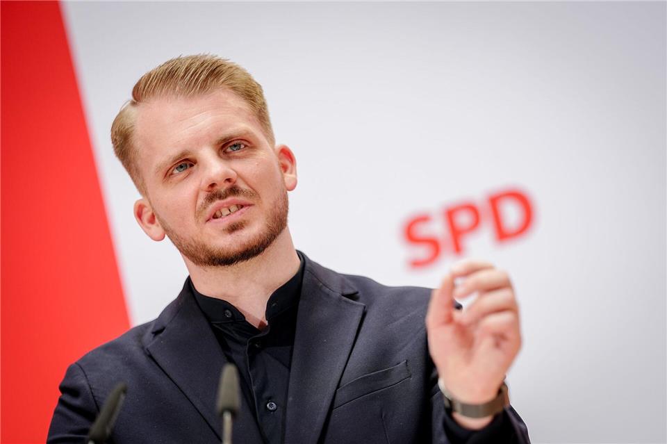 SPD-Generalsekretär Tim Klüssendorf will das Thema Mietendeckel in der Koalition auf die Tagesordnung bringen. Kay Nietfeld/dpa