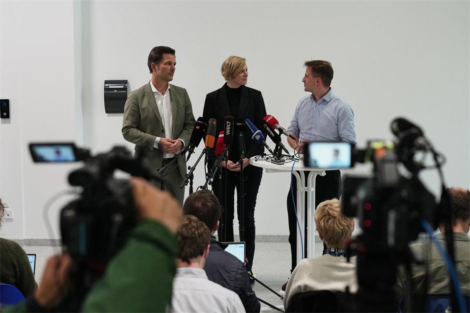 SPD, Grüne und Linke in Berlin haben sich vor den Sondierungen auf ein gemeinsames Vorgehen gegen Antisemitismus verständigt. (Archvibild) Sven Kaeuler/dpa