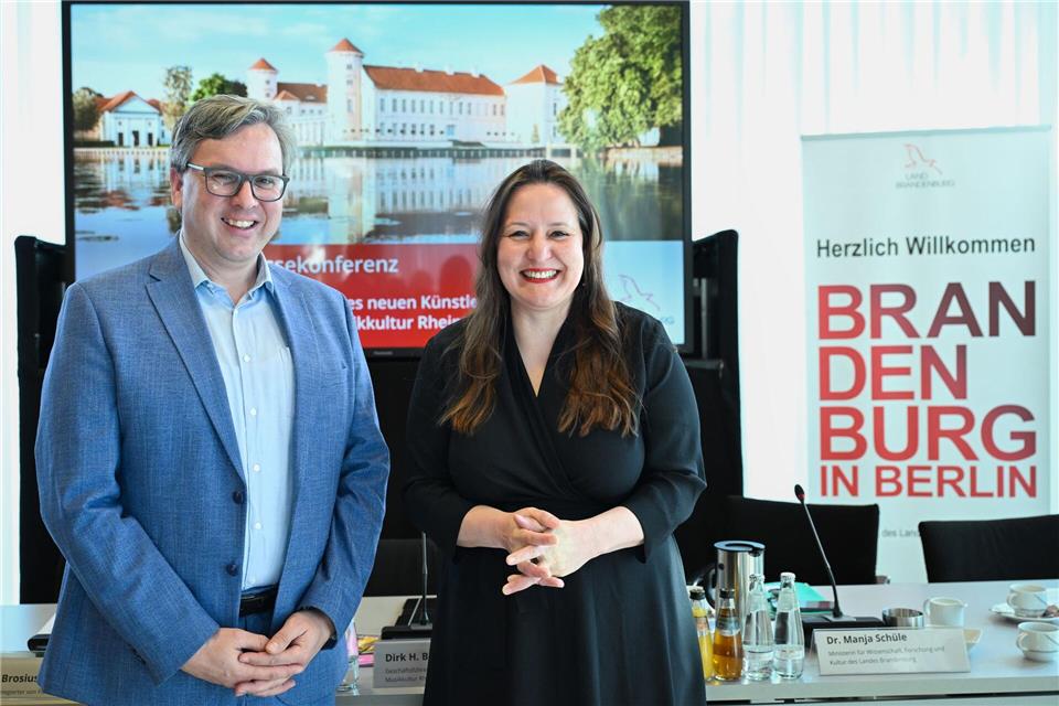 Musikkultur Rheinsberg - Belgier wird künstlerischer Leiter SPD-Kulturministerin Manja Schüle (r) nennt Jelle Dierickx einen „Traumkandidaten“.Soeren Stache/dpa