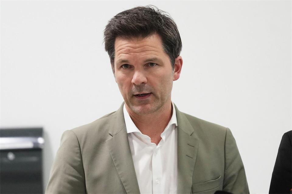 SPD-Landeschef Steffen Krach fordert ein klares Bekenntnis zu einer starken Polizei und einem starken Verfassungsschutz von den möglichen Koalitionspartnern. (Archivbild)Sven Kaeuler/dpa